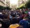 المتظاهرون بالجزائر: الشعب والشرطة إخوة.. سلمية سلمية