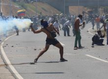 فنزويلا.. واشنطن تهدد بتدخل عسكري ومادورو يؤكد إحباط “الانقلاب”
