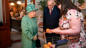 Queen learns to use self-service checkout